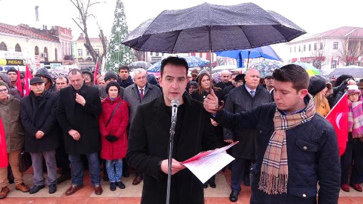 Edirne\'de CHP\'lilerden Anayasa Değişikliği Protestosu