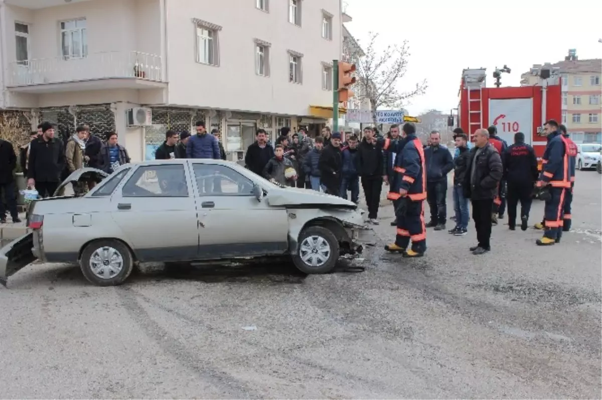 Elazığ\'da Öğrenci Servisi ile Otomobil Çarpıştı: 2 Yaralı