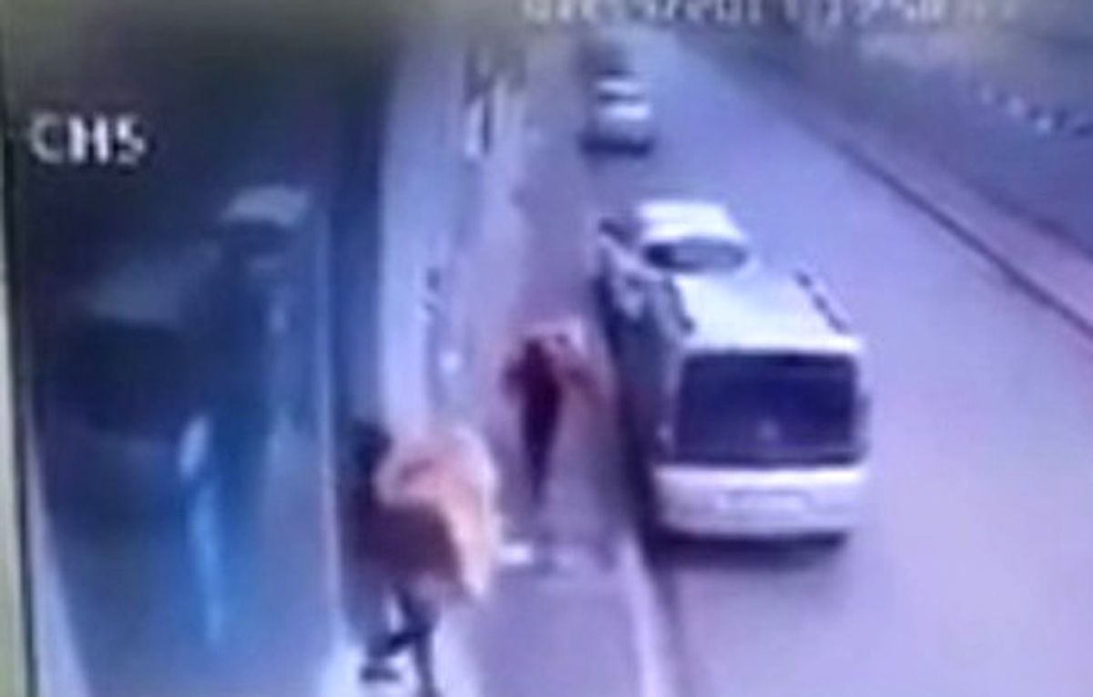 Hem Çaldılar Hem de Kameraya Hareket Yaptılar