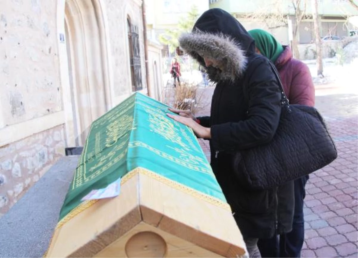 İkiz Çocuğundan Birini Kaybeden Anne Oğlunun Tabutuna Son Kez Dokundu