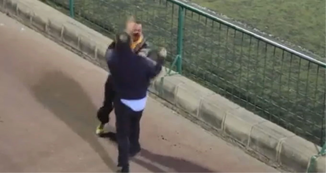 İspanya\'da Futbolcu Babaları, Saha Kenarında Birbirlerine Saldırdı