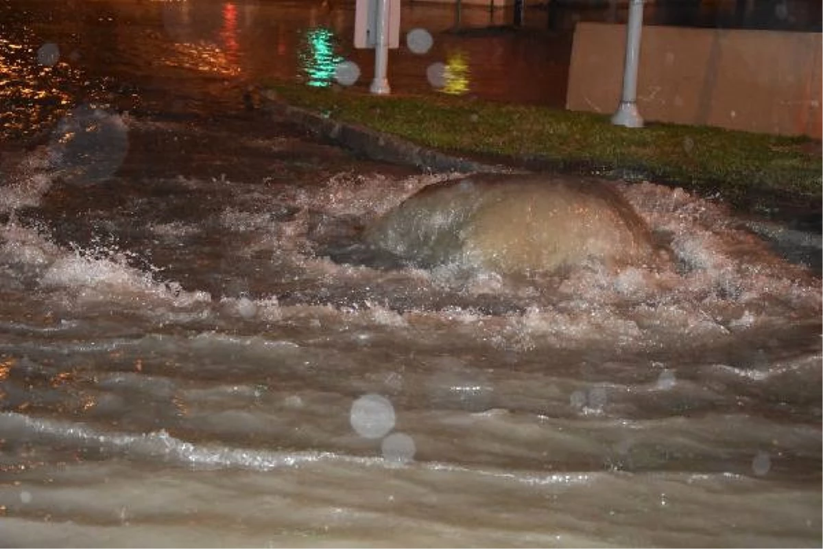 İzmir\'de Sağanak Yağış Etkili Oldu