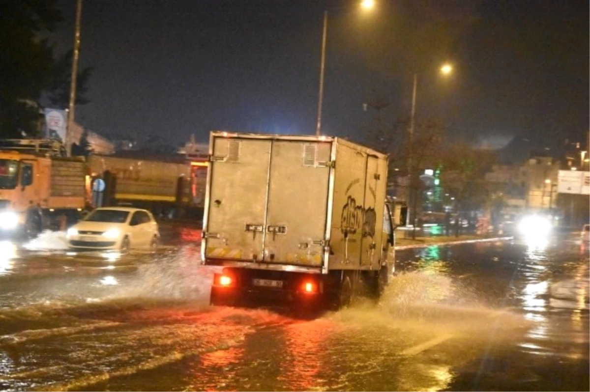 İzmir\'de Sağanak Yağış Hayatı Olumsuz Etkiledi