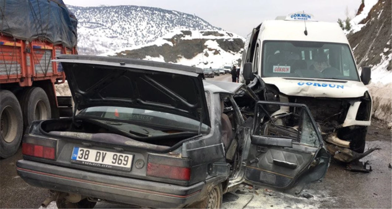 Kahramanmaraş\'ta Otomobil ile Minibüs Çarpıştı: 1 Ölü, 6 Yaralı