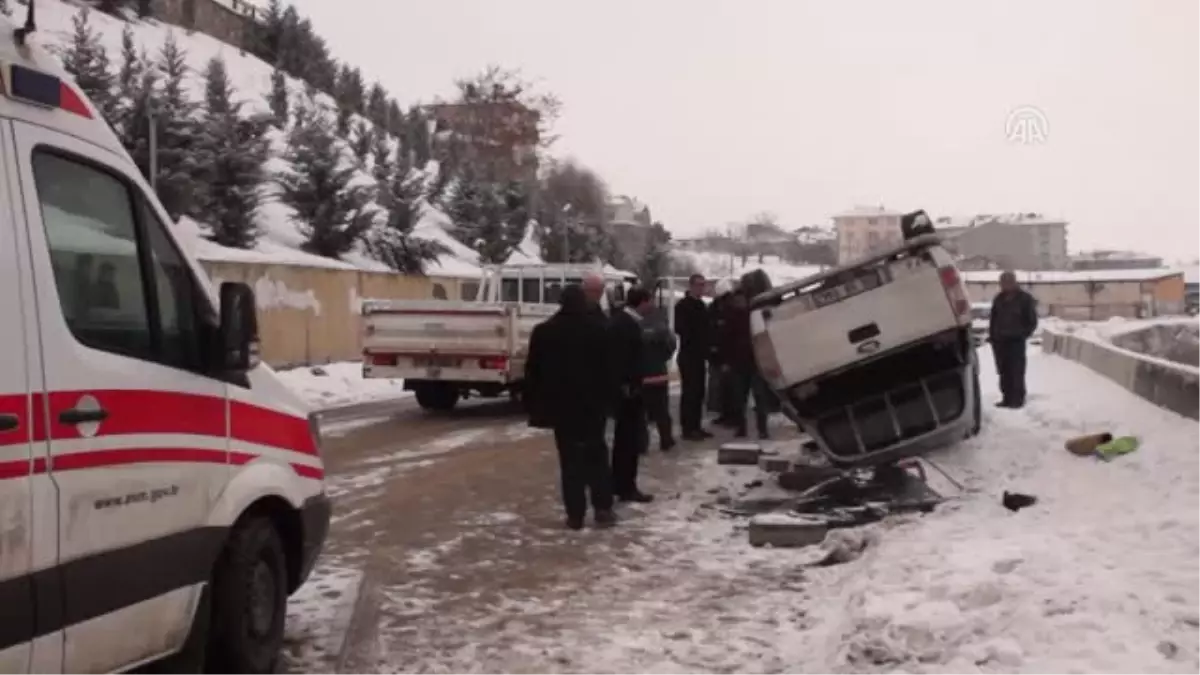 Kontrolden Çıkan Kamyonet Devrildi: 2 Yaralı