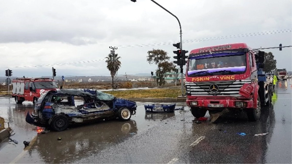 Manavgat\'ta Trafik Kazası: 3 Yaralı