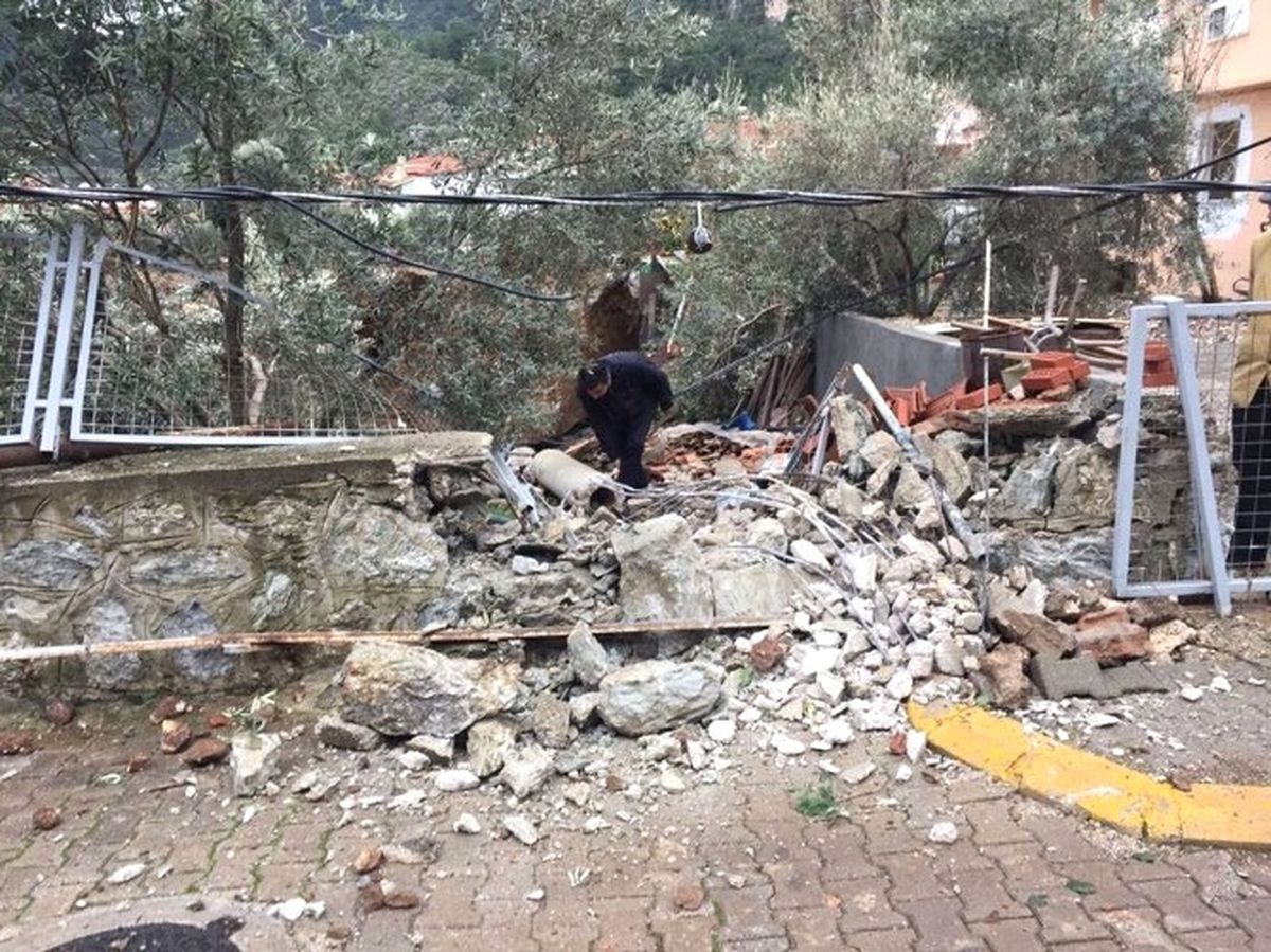 Marmaris\'te Dev Kayalar Yerleşim Alanına Düştü