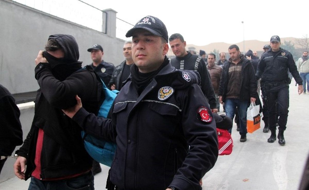 Mersin\'de Bylock Kullanan 18 Polis Tutuklandı