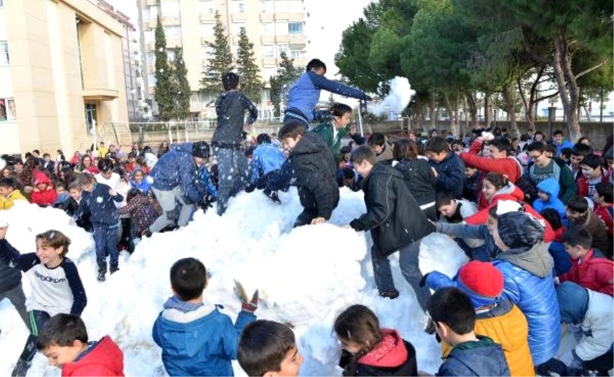 Mersin\'de Okullara Kar Taşıma Sürüyor