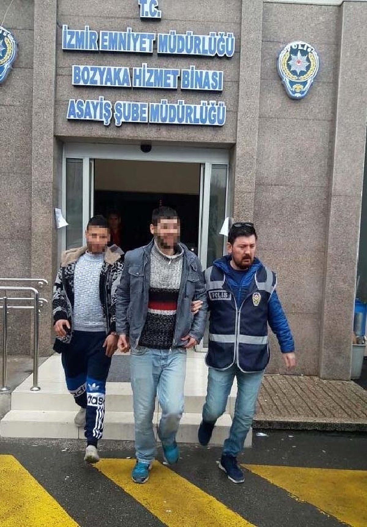 Öğrenci ve Öğretmenler Varken, Okulun Demir Kapısını Çaldılar