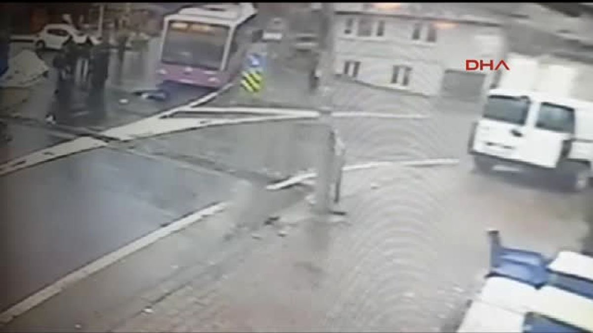 Otobüsün Ünlü Spikeri Çarpma Anı Kamerada...
