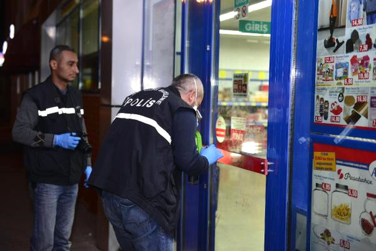 Pompalı Tüfekle Girdikleri Marketten Kasayı Alarak Kaçtılar