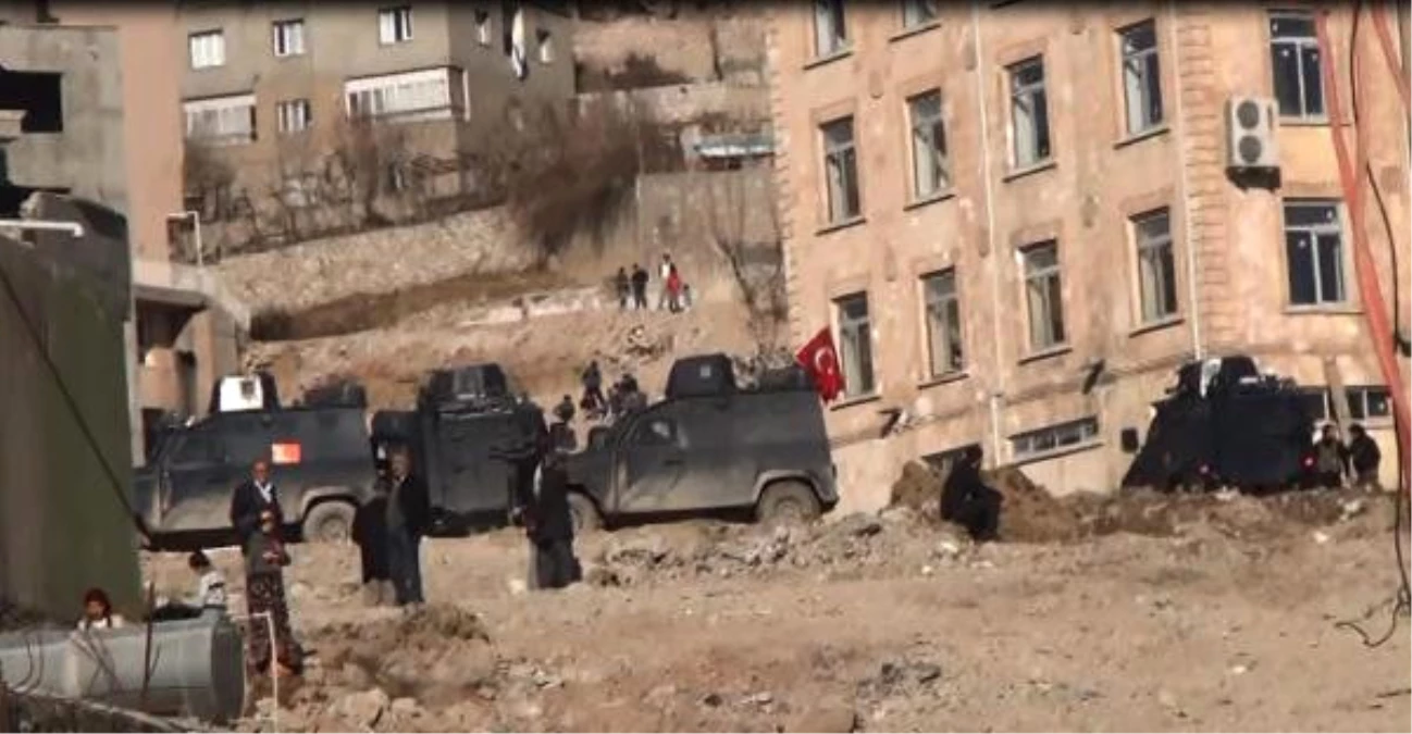 Şırnak\'ta İş Makinası Geçerken PKK Bombası Patladı: 5 Yaralı