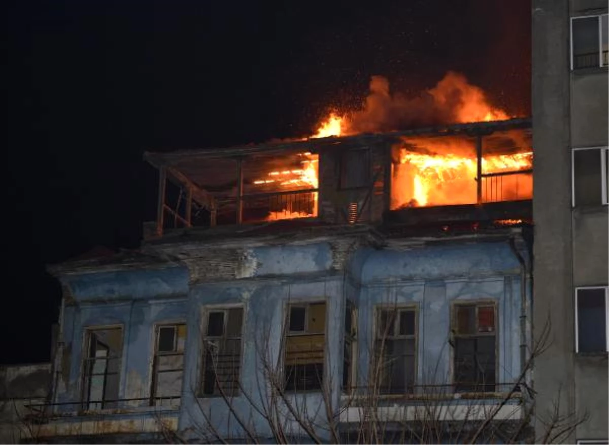 Tarihi Ahşap Bina Yangında Kül Oldu