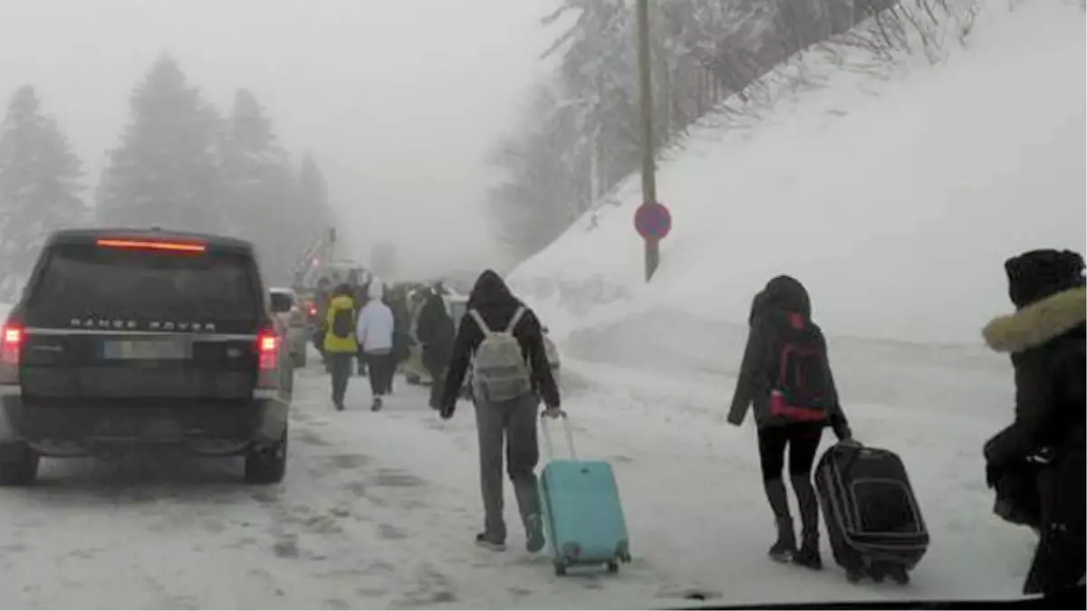 Tatilci Akını Uludağ\'da Trafiği Kilitledi