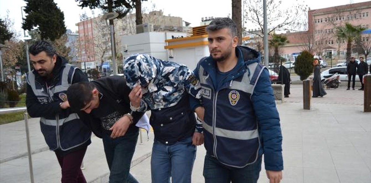 Adıyaman\'da Otomobilden Ses Sistemi Hırsızlığı Şüphelileri Tutuklandı