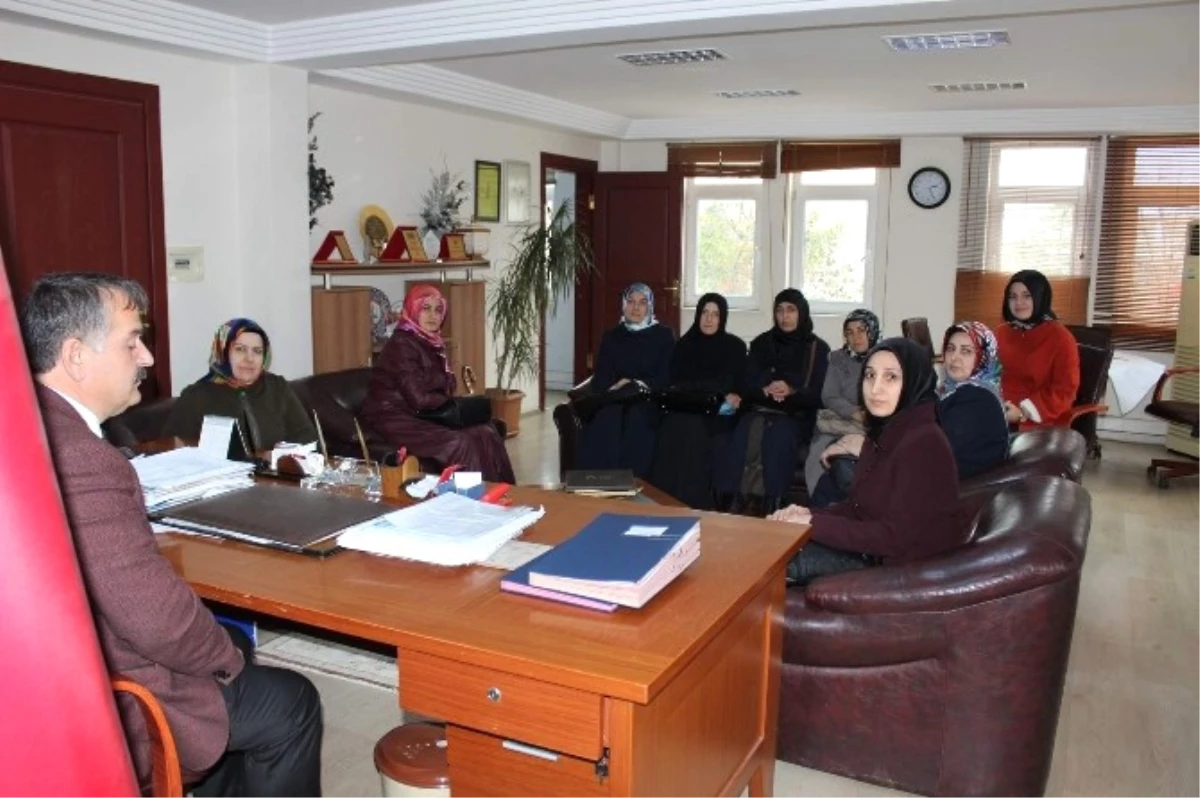 AK Parti Kadın Kollarından Başkan Karakullukçu\'ya Ziyaret