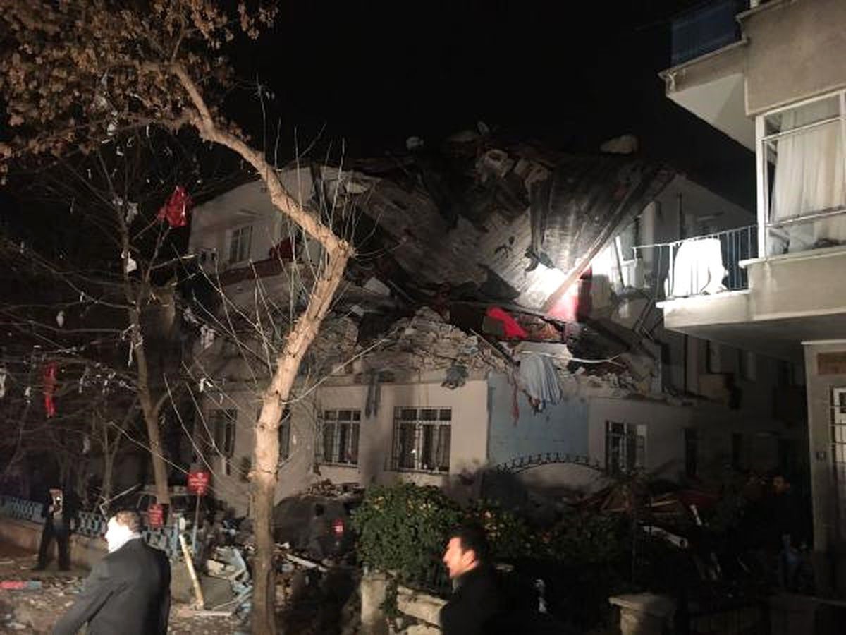 Ankara\'da Patlama Sonrası Binanın Çökme Anı