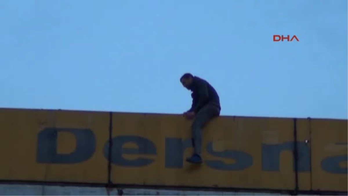 Bursa Intihar Için Çıktığı Çatıda Ikna Edildi Arandığı Suçtan Gözaltına Alındı