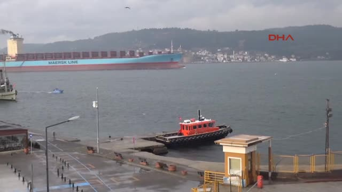 Çanakkale Dev Konteyner Gemisi Çanakkale Boğazı\'ndan Geçti