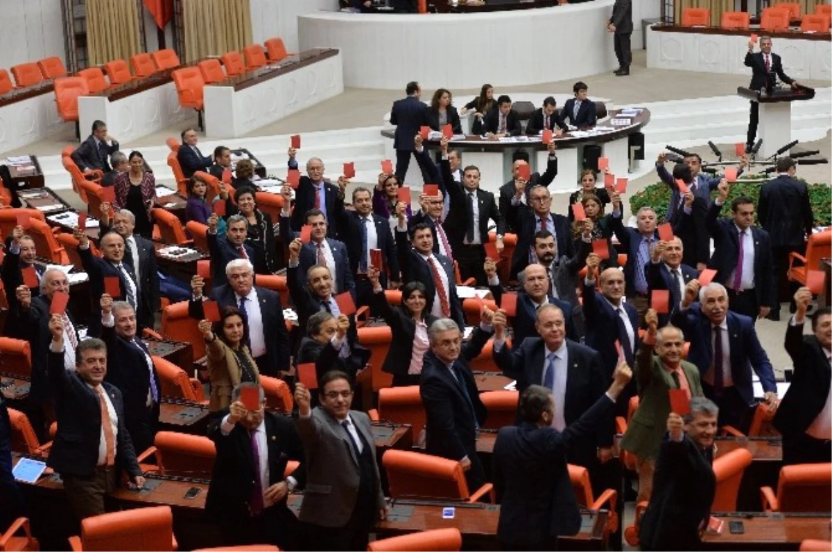 CHP\'li Vekillerden Anaya Değişiklik Teklifine Kırmızı Kartlı Protesto