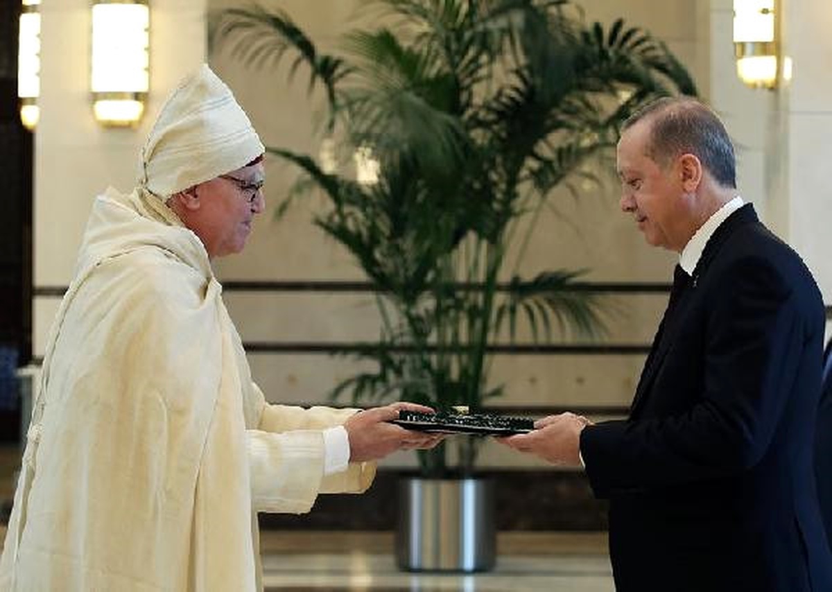 Fas Büyükelçisi\'nin Kıyafetleri Erdoğan Ziyaretine Damgasını Vurdu