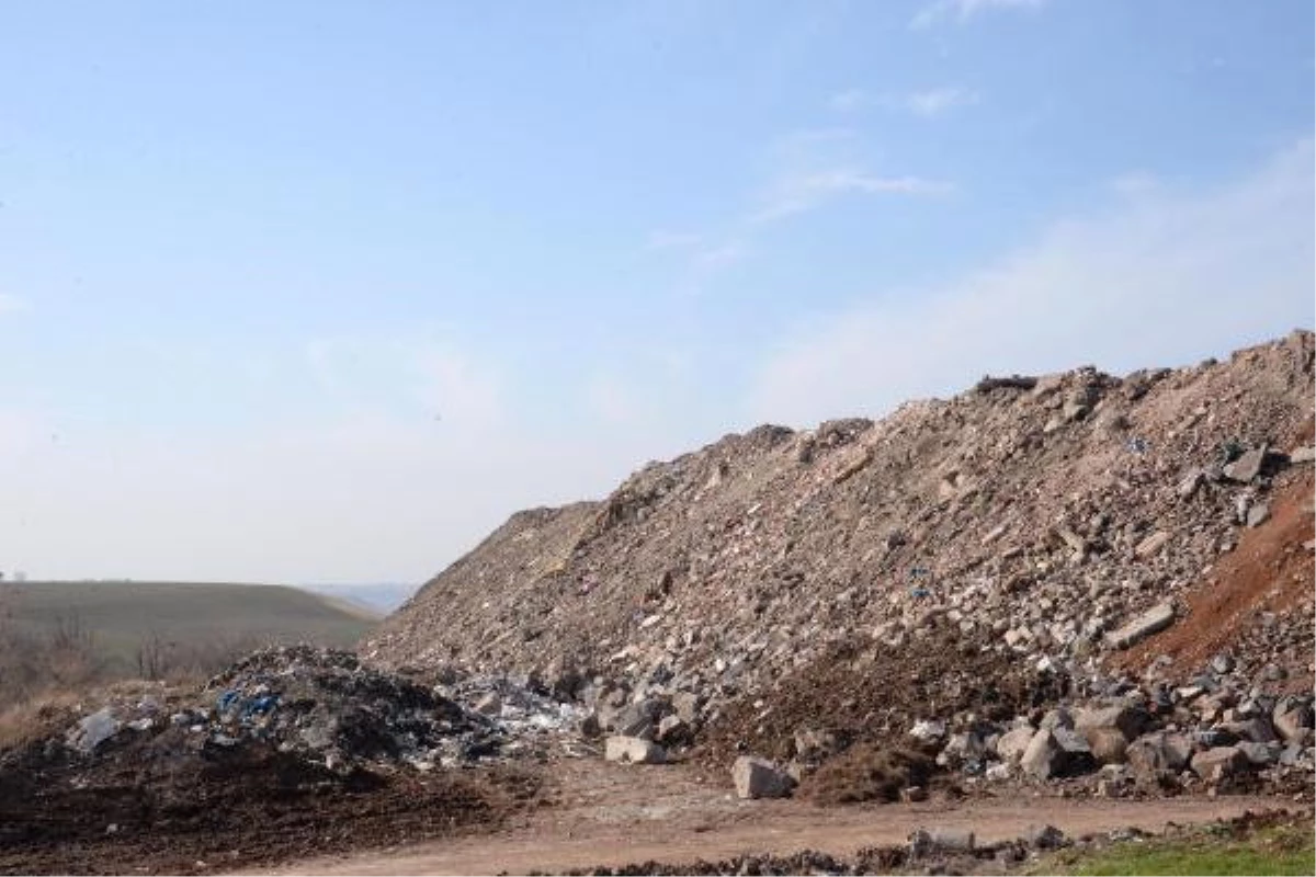 Diyarbakır\'da Bombanın Patladığı Yerde Büyük Çukur Oluştu, Mezarlar Tahrip Oldu