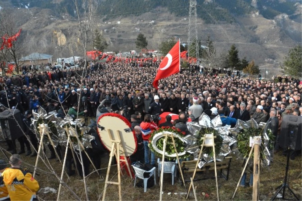 Diyarbakır\'da Şehit Olan Polis Memuru, Trabzon\'da Dualarla Uğurlandı