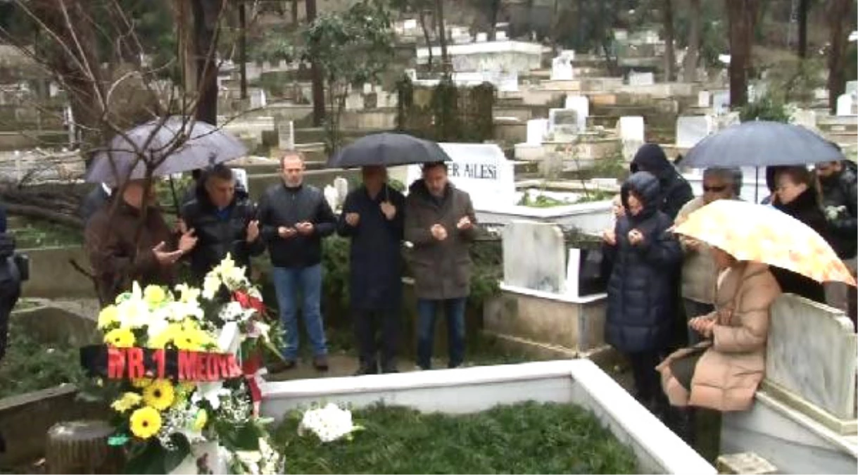 Duayen Gazeteci Birand Mezarı Başında Anıldı