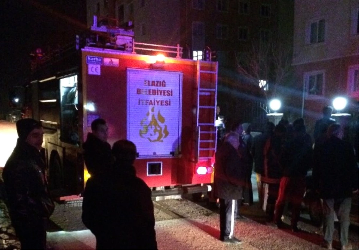 Elazığ\'da Ev Yangını: 3 Kişi Hastaneye Kaldırıldı