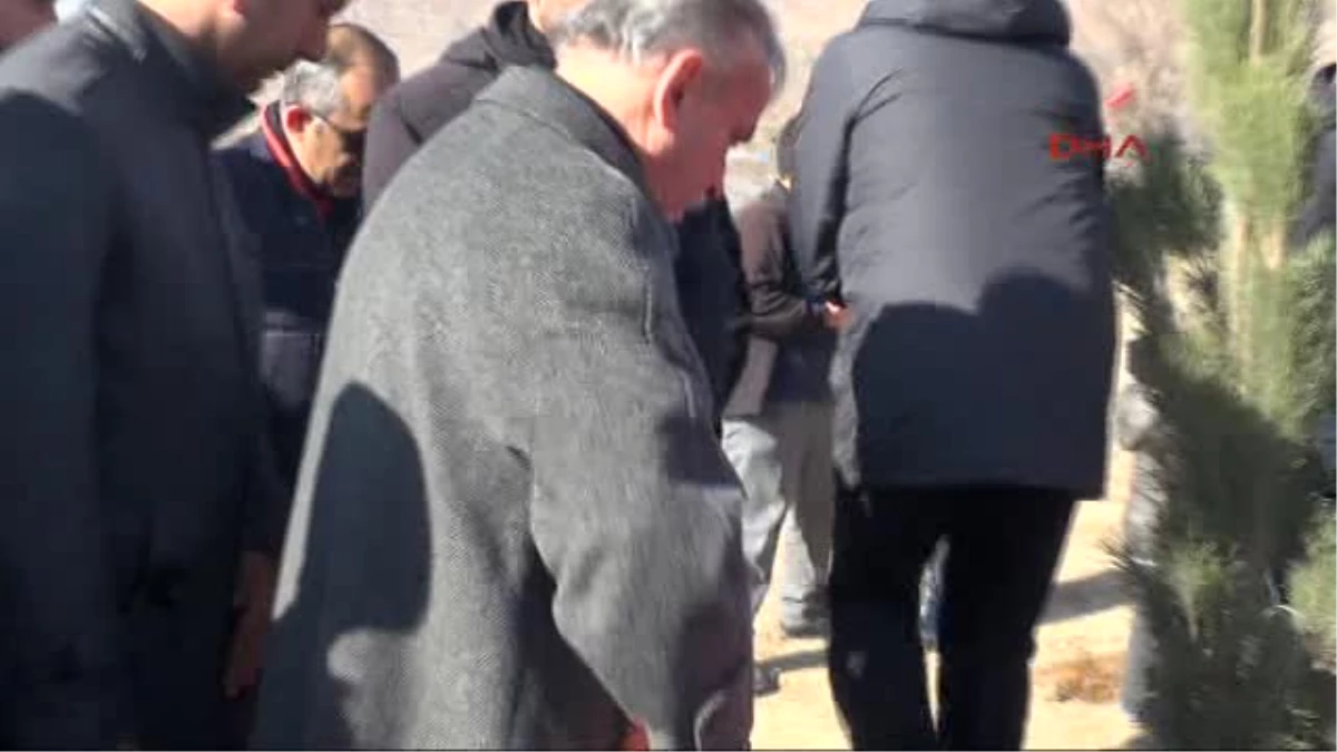 Elazığ - Galatasaray Yöneticileri Şehit Polis Sekin\'in Mezarını Ziyaret Etti