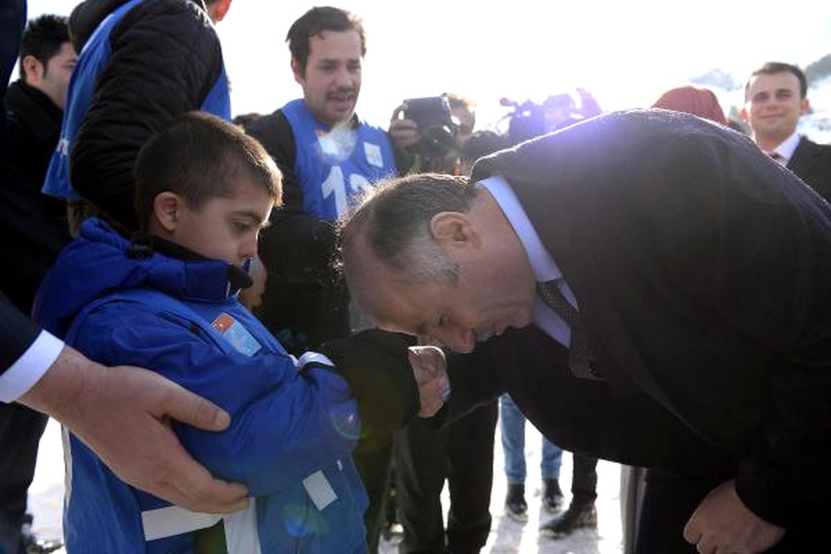 Erzurum Valisi, Özel Sporcunun Elini Öptü