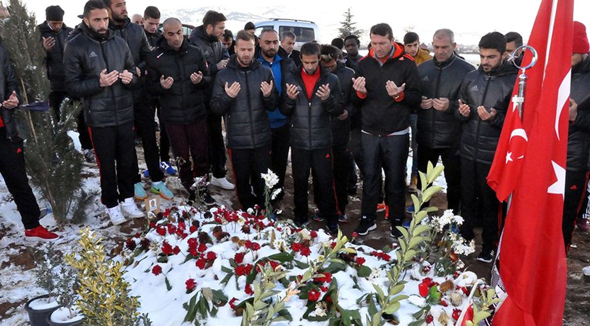 Galatasaraylı Yöneticiler Şehit Polis Sekin\'in Mezarını Ziyaret Etti 2