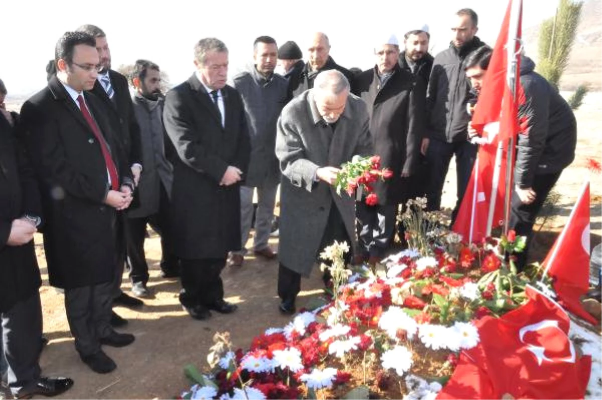 Galatasaraylı Yöneticiler Şehit Polis Sekin\'in Mezarını Ziyaret Etti
