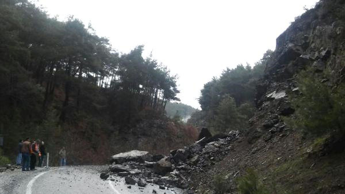 Heyelan, Bergama- Kozak Yolunu Kapattı