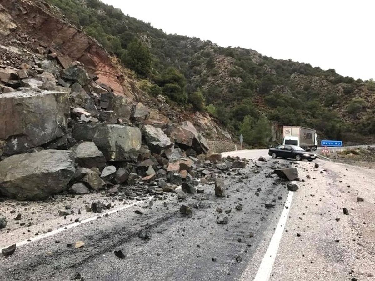 Heyelan Karayolunu Kapattı