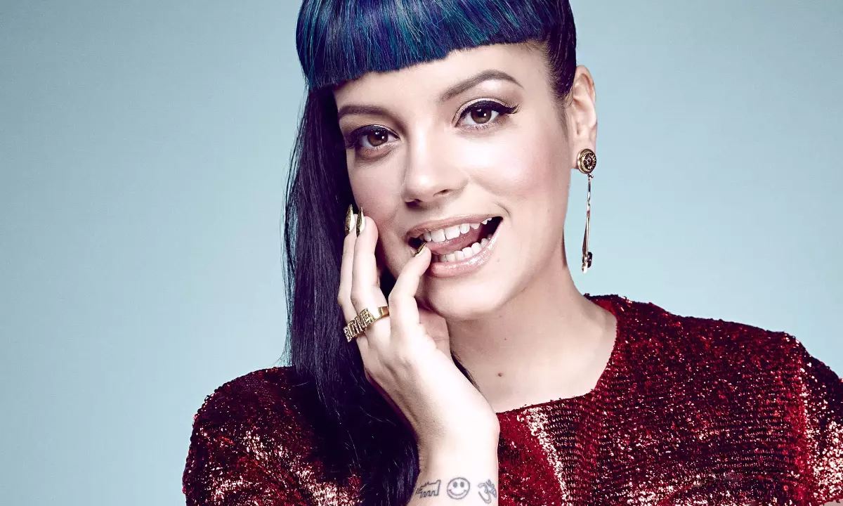 İngiliz Şarkıcı Lily Allen, Başbakan Theresa May\'i Nusret ile Tiye Aldı