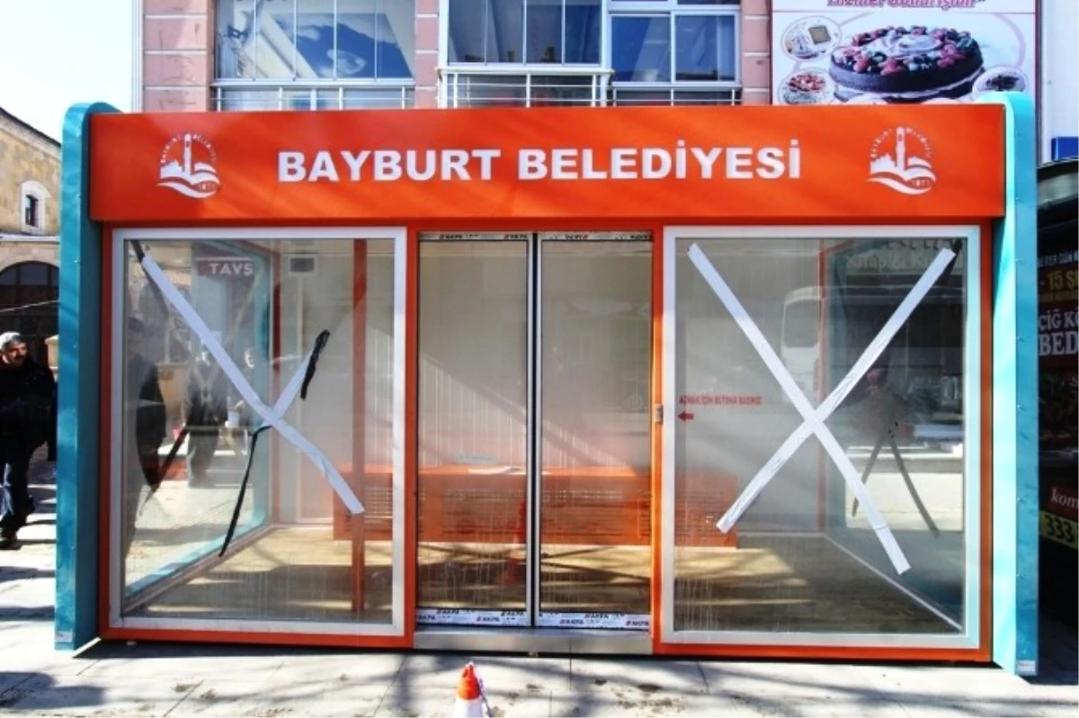 Isıtmalı Otobüs Duraklarının Kurulumuna Başlandı