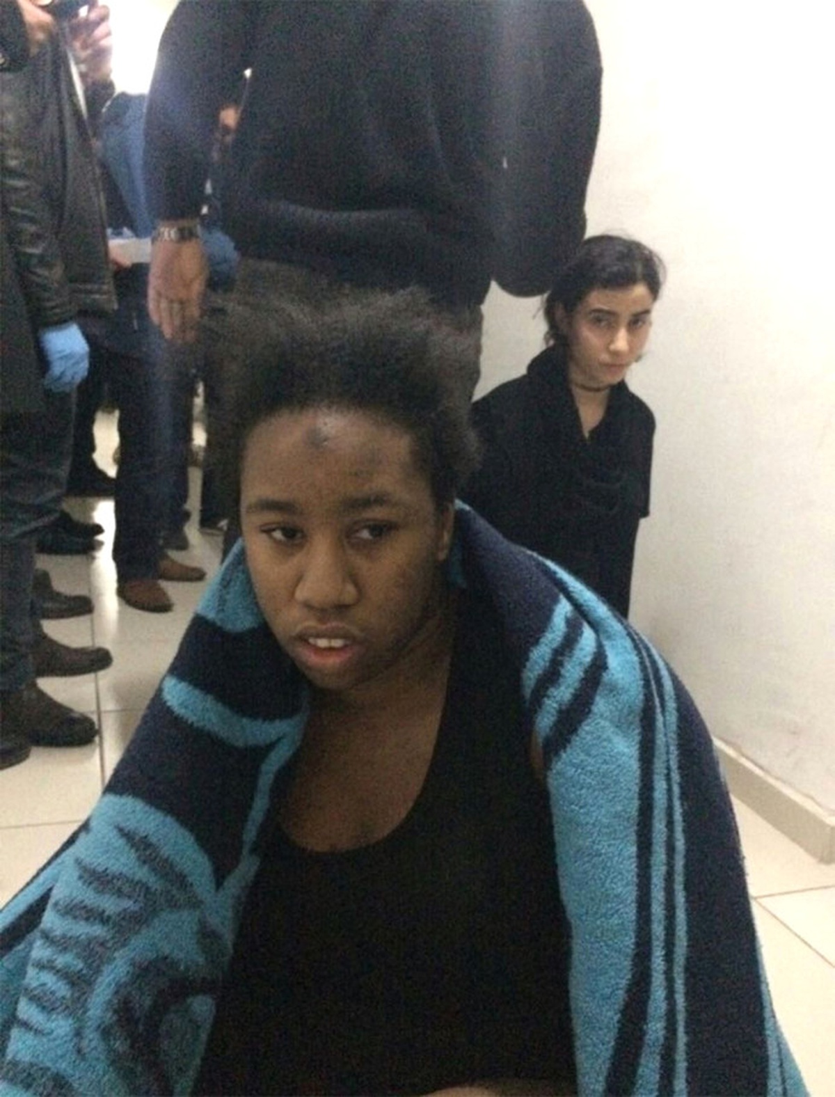 İstanbul Esenyurt\'ta Polis Operasyonuyla Yakalanan Reina Zanlısı ile Birlikte 3\'ü Kadın 4 Kişinin...