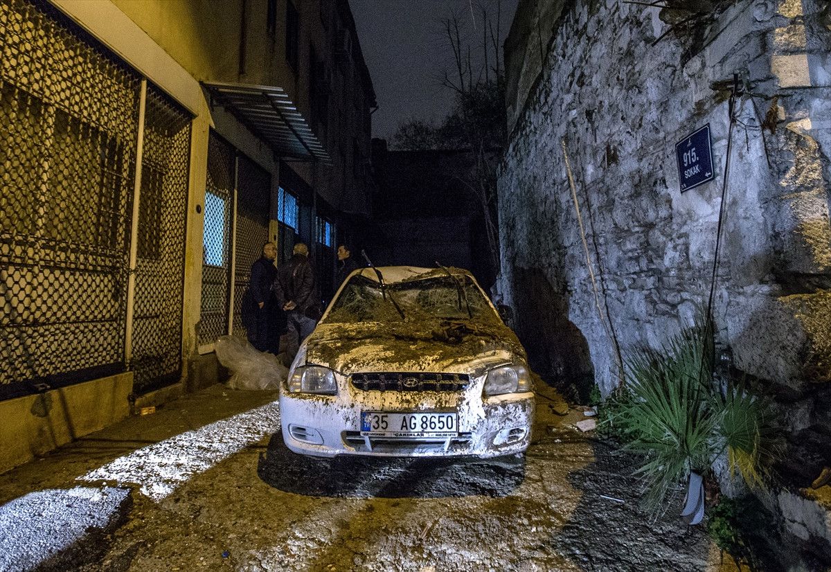 İzmir\'de Bahçe Duvarı Araçların Üzerine Yıkıldı