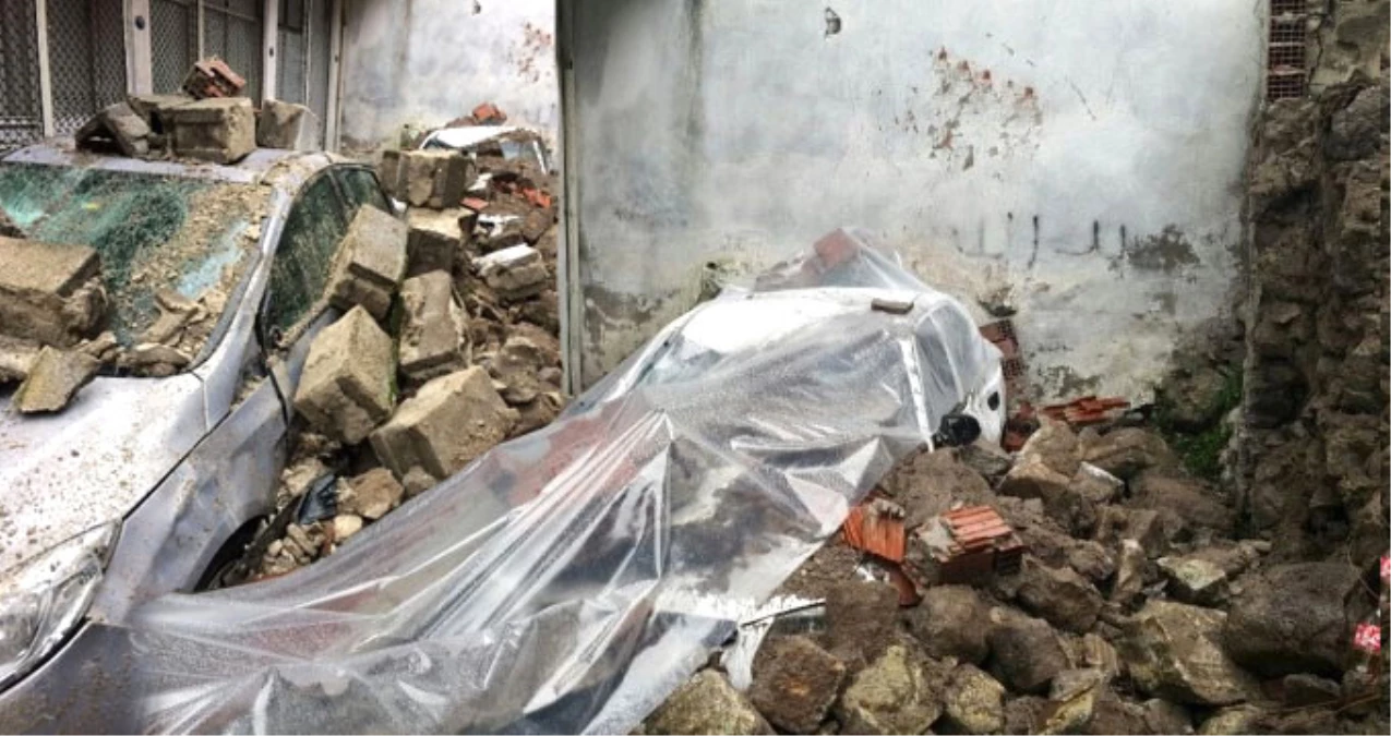 İzmir\'in Kemeraltı Çarşısında Bina Duvarı 3 Aracın Üzerine Yıkıldı