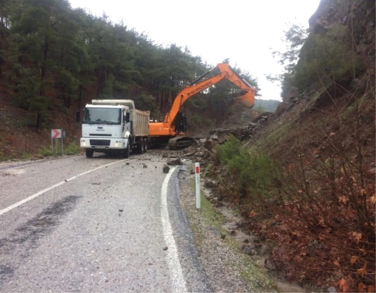 İzmir\'de Heyelan Nedeniyle Yol Kapandı