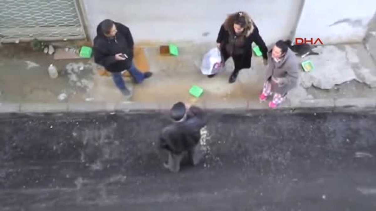 Izmir - Sokakta Kedi Besleme Kavgası