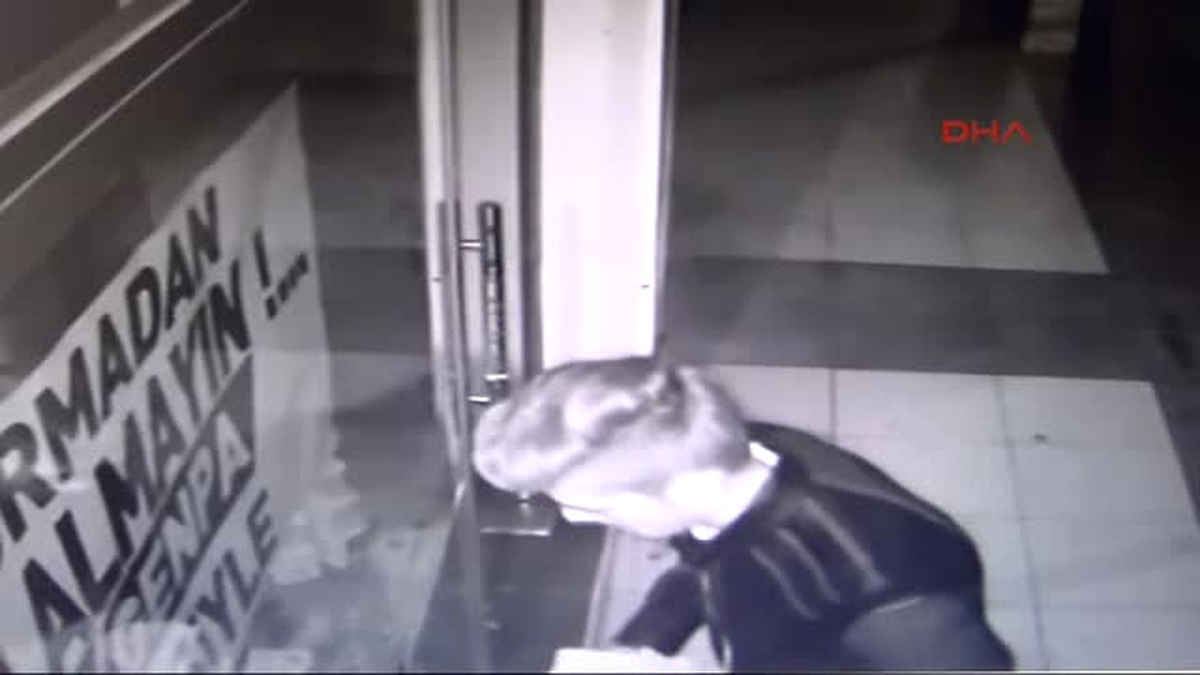 Maket Cep Telefonlarını Çalan Genci Babası Polise Teslim Etti