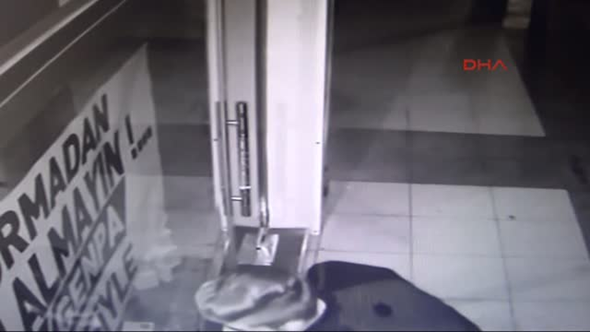 Manisa Maket Cep Telefonlarını Çalan Genci Babası Polise Teslim Etti