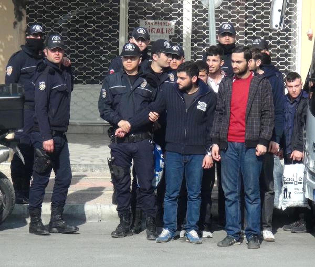 Mersin\'de Terör Operasyonu: 14 Gözaltı