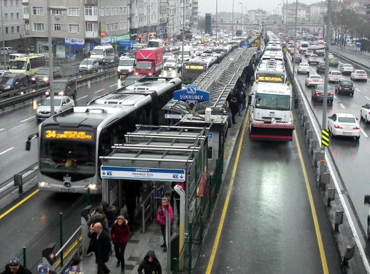 Metrobüs Trafiğini Kilitleyen Arıza
