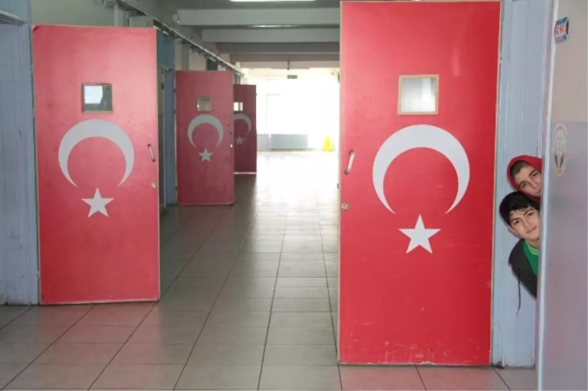 Okulda Kapılar Türk Bayrakları ve 15 Temmuz Kahramanları ile Süslendi