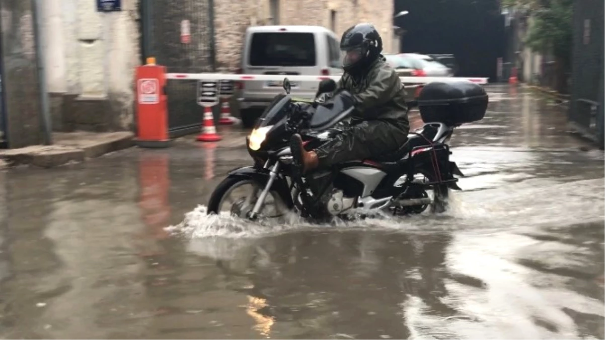 Sağanak Yağış İzmir\'de Cadde ve Sokakları Göle Çevirdi