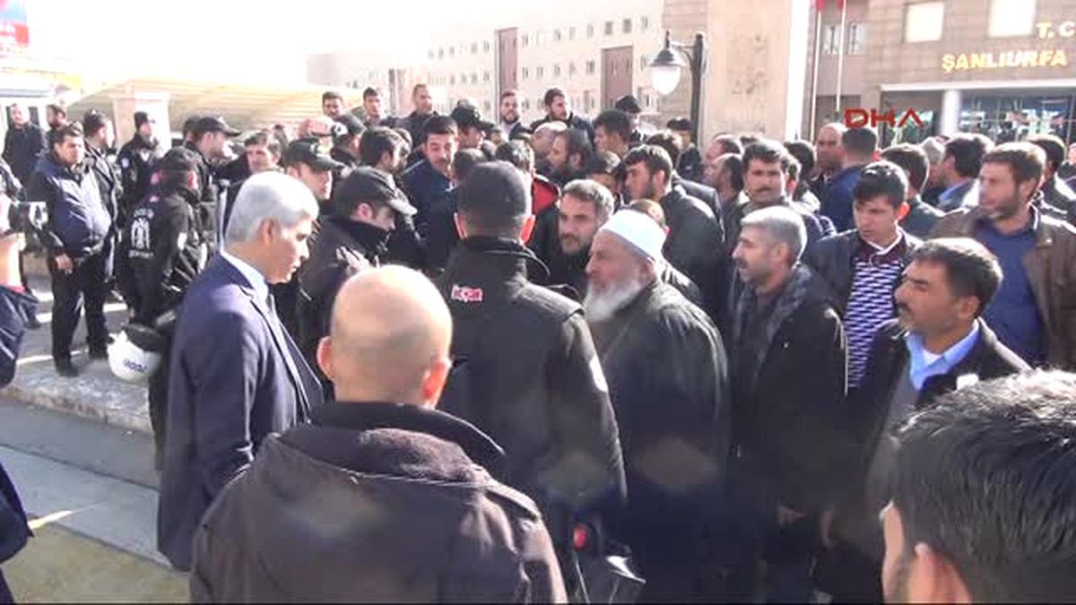 Şanlıurfa Kavganın Husumete Dönüşmemesi Için Valilik Önünde Eylem Yaptılar